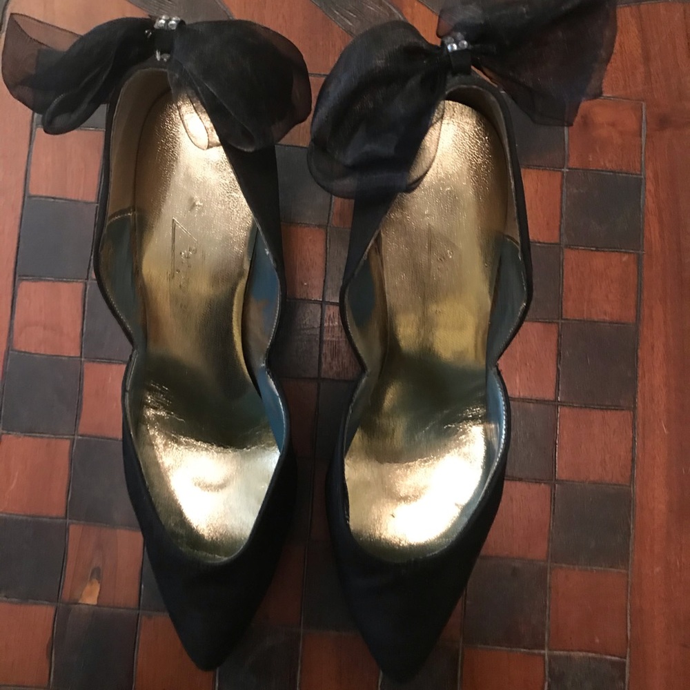 PM12002 Vintage Black Podeswa Pumps